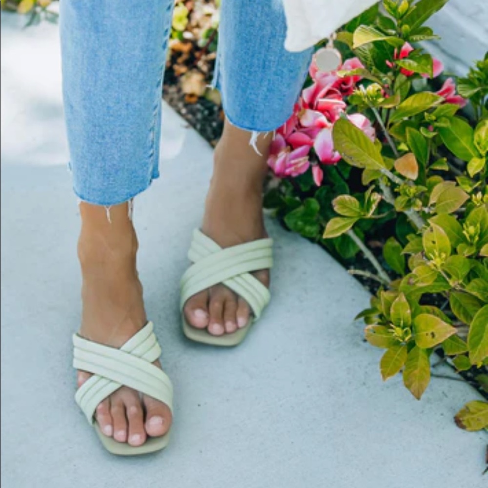 Vici mint green sandal size 6.5 worn once - Picture 3 of 6
